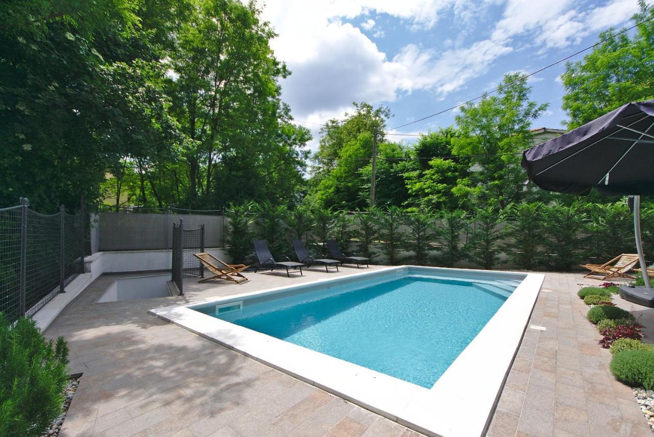 Holiday House With Pool Cavle Exterior photo