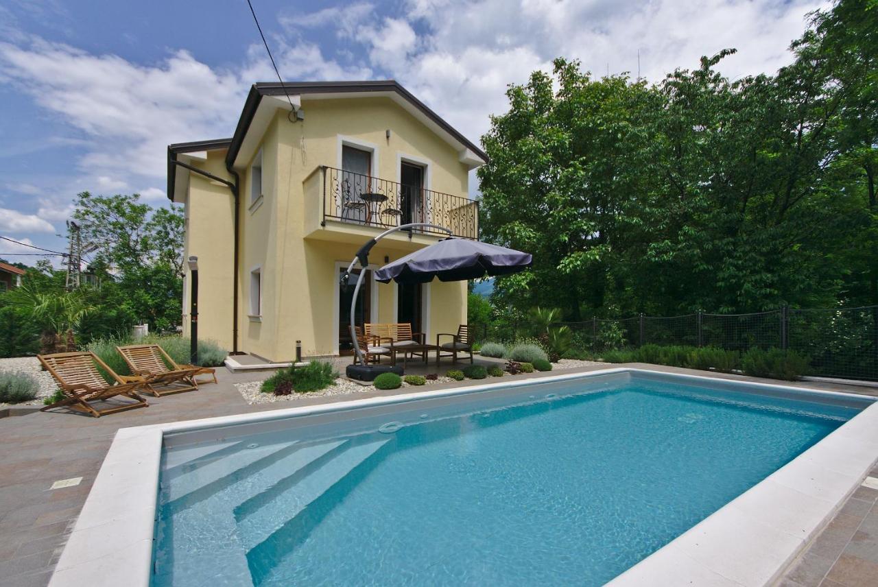 Holiday House With Pool Cavle Exterior photo