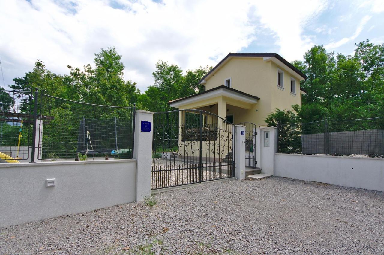 Holiday House With Pool Cavle Exterior photo